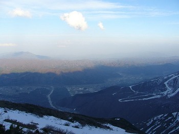 大糸線沿いの集落に後立山連峰の影が…