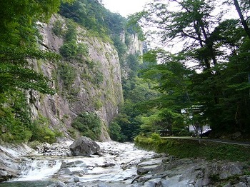 面河渓の駐車場から大岩壁が見えた