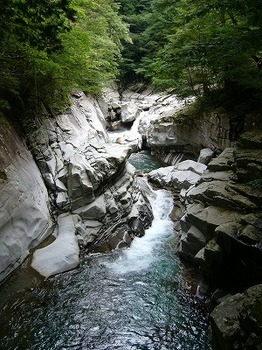 面河渓はすごいゴルジュ帯だ