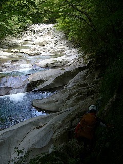 左岸を巻き下りるとナメ滝が待っていた