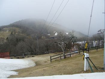 御在所岳スキー場にまだ雪が