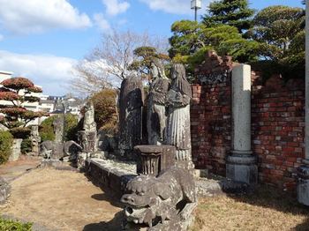 原爆の熱戦で黒く焦げたり損傷した石像