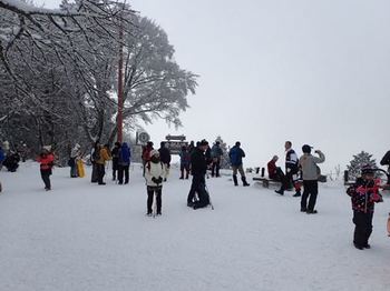 山頂には大勢の人がいました