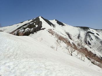 爺ヶ岳が見えます