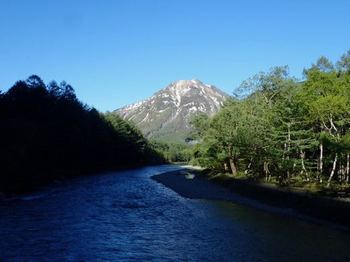 河童橋から焼岳を望む