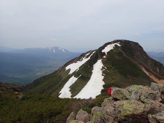 尾瀬ヶ原をはさんで至仏山