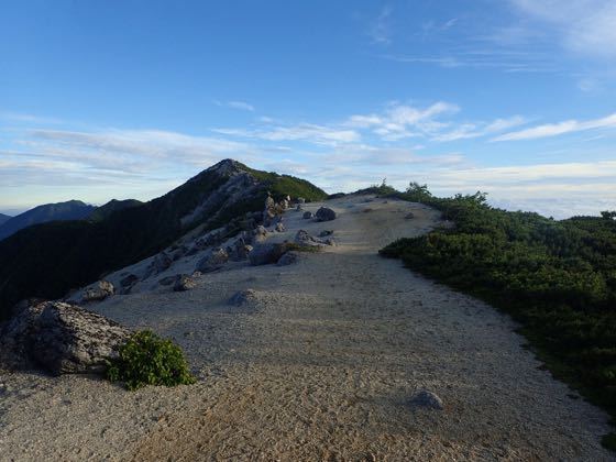 白い花崗岩の縦走路