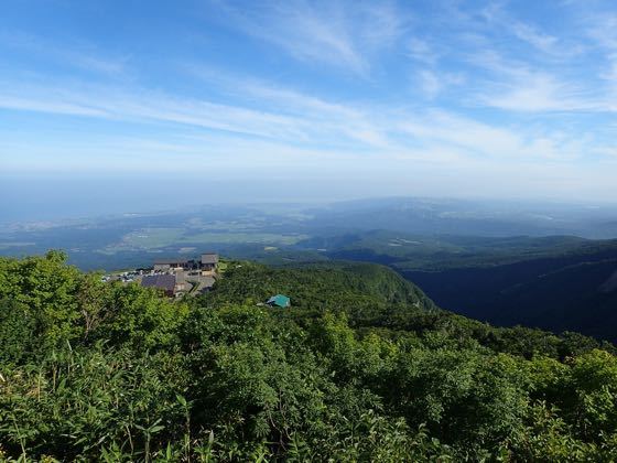 鉾立の登山口　日本海が青い