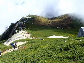 山頂から見下ろす。空木平避難小屋が見えた