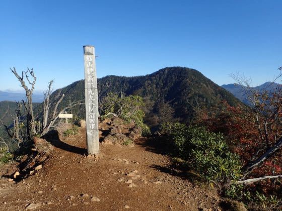 鋸岳頂上　皇海山が目の前に