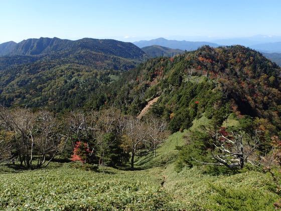鋸岳から六林班峠方面を見下ろす