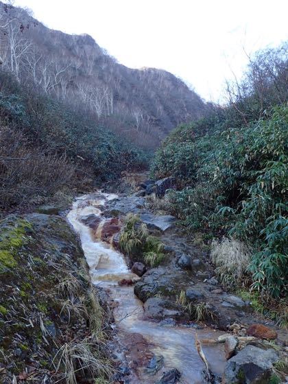 北地獄谷は湯の花で白い