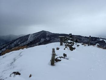 新雪の赤坂山頂上　向こうに見えるのは三国山