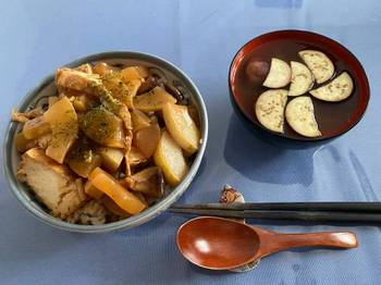 あんかけ丼と味噌つゆ