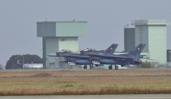 F-2_2機ずつ離陸-加速中.jpg