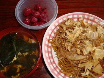 焼きそばとわかめスープ.JPG