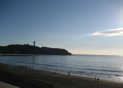 2008/01/04 15:12　「新江ノ島水族館」２Ｆにある「海辺のデッキ」から片瀬西浜を撮影。
