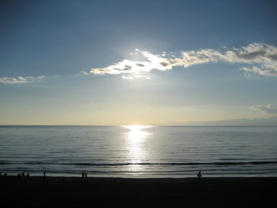 2008/01/04 15:35　「新江ノ島水族館」２Ｆにある「海辺のデッキ」から片瀬西浜を撮影。