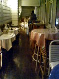 この時間、レストランの方は混んでいましたが、こちらはゆったり。左側の壁の向こう側にはカウンターがあります。