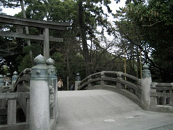 一般道から境内へ入る入り口、太鼓橋と三の鳥居。神池に架かる太鼓橋は、神様が渡る橋。