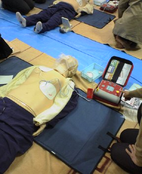 AEDの操作の場面1